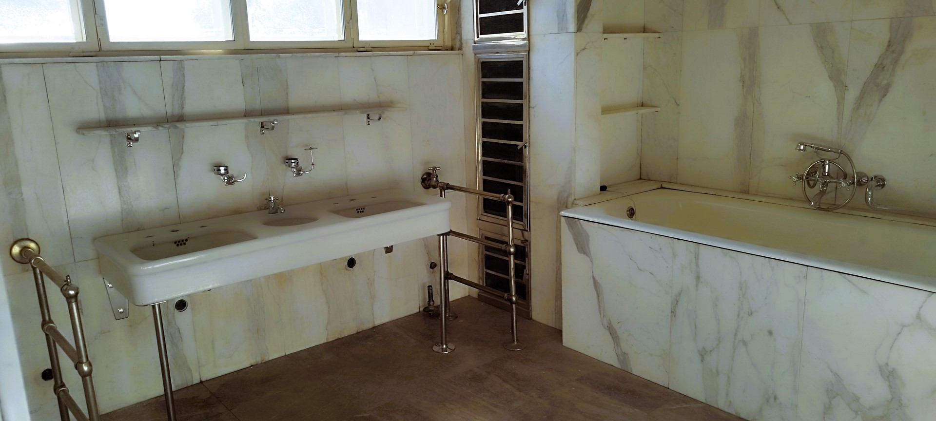 Čištění mramorové koupelny