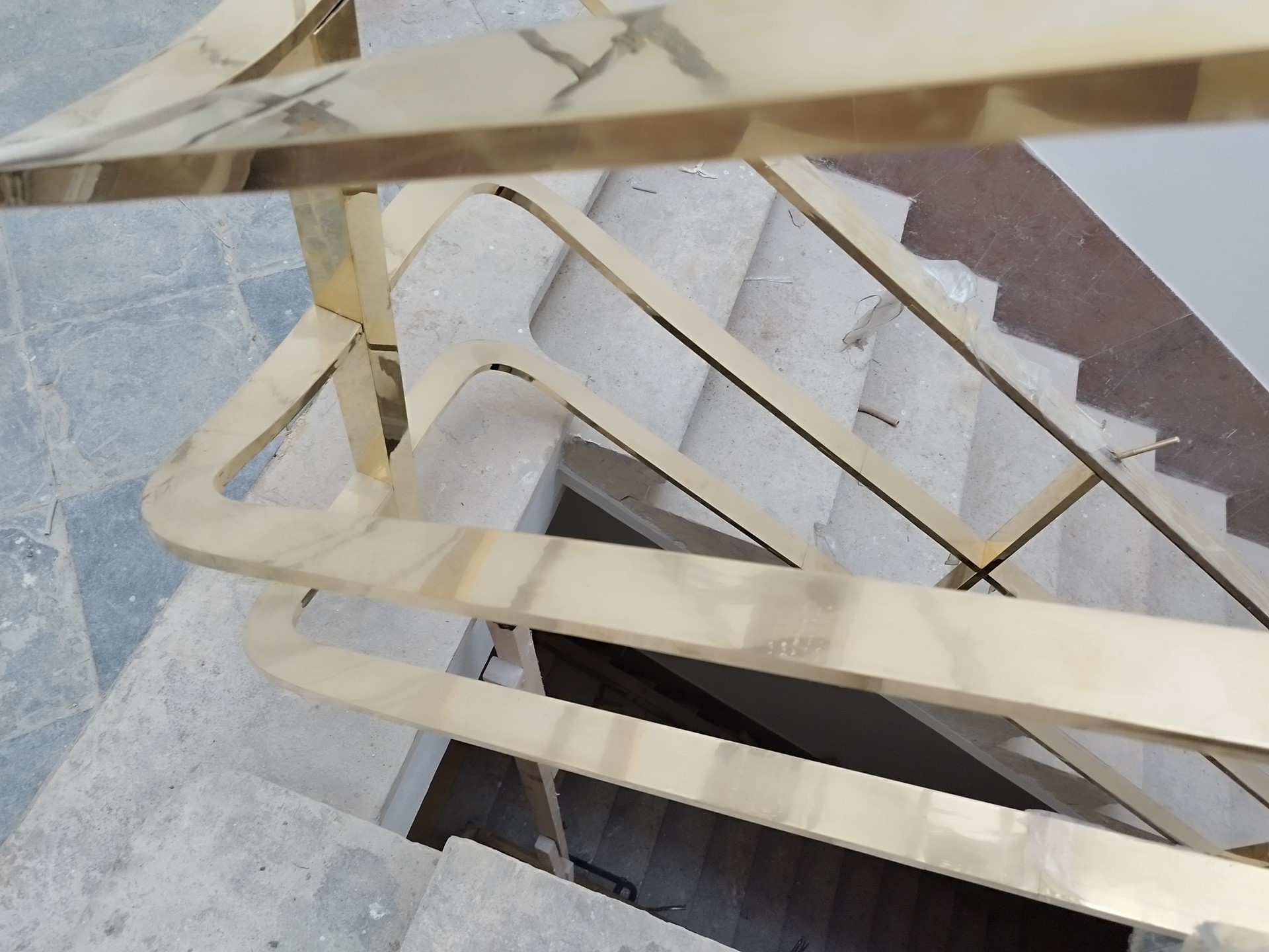 Montáž mosazného zábradlí