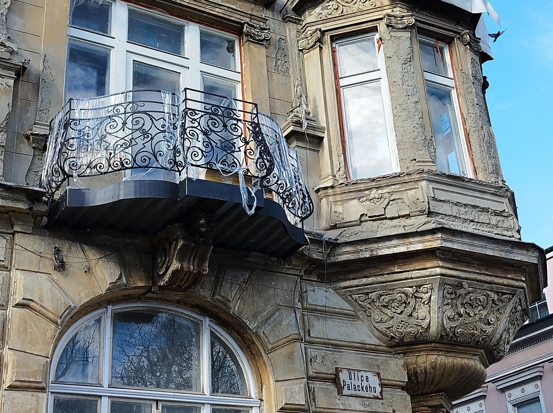 Instalace rekonstruovaných původních balkonů